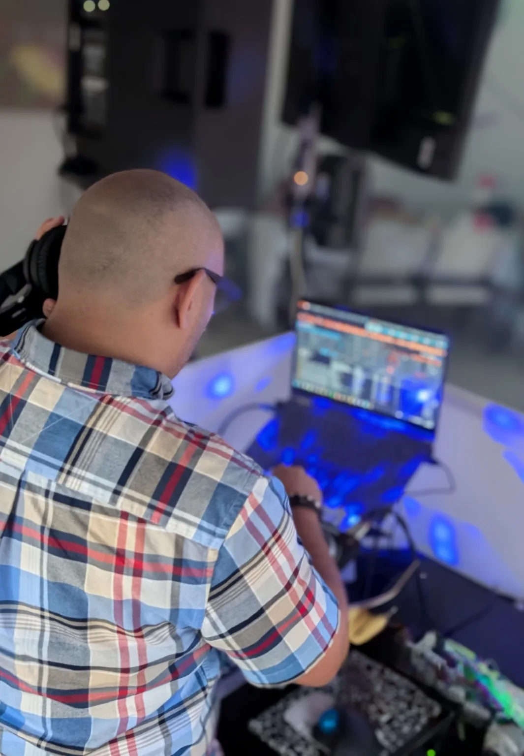 Montaje de DJ durante un evento.