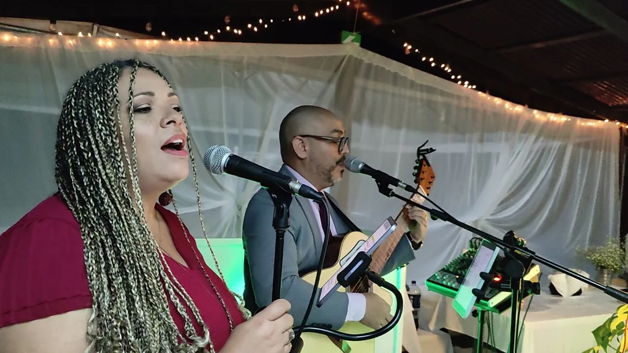 Gabo y Jo interpretando música en vivo en un evento.