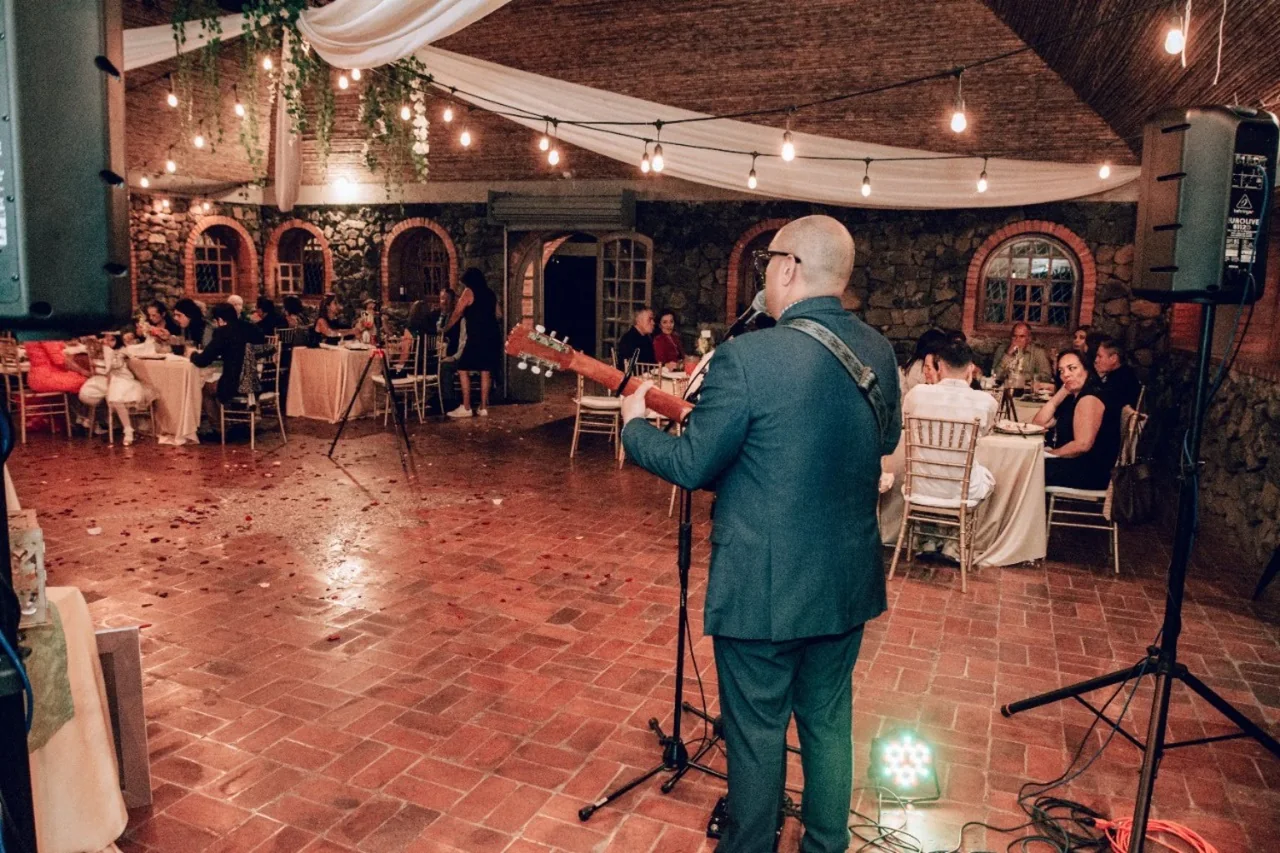 Presentación de música en vivo con guitarra.