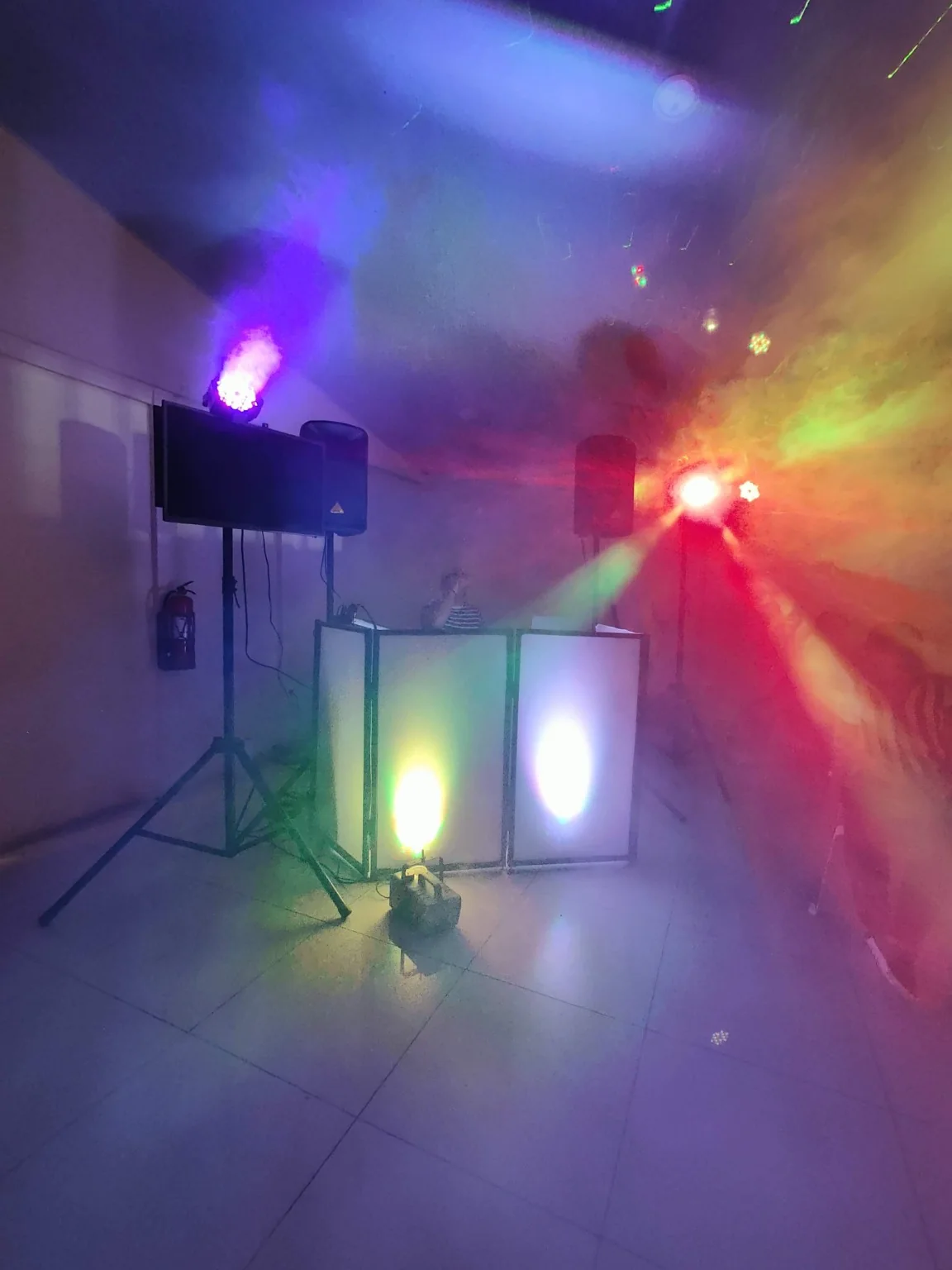 Montaje de producción con iluminación y humo.